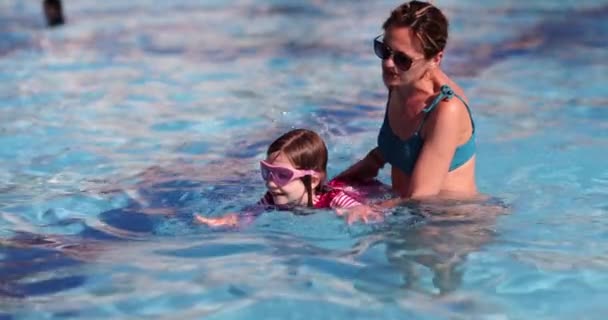 Madre Enseña Hija Nadar Una Piscina Poco Profunda Parque Acuático — Vídeos de Stock