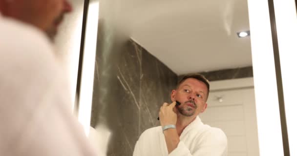 Hombre Afeita Barba Con Afeitadora Desechable Mirando Espejo Cuarto Baño — Vídeos de Stock