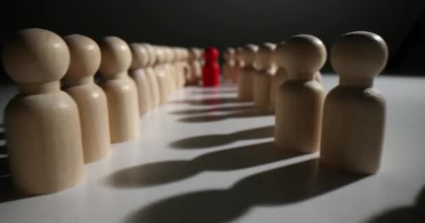 Белые Пешки Символизирующие Людей Стоят Очереди Ведущей Одной Красной Фигуре — стоковое видео