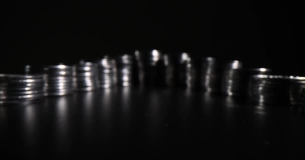 Кудрявые Линии Стеков Серебряных Монет Стоящих Черной Поверхности Темной Студии — стоковое видео