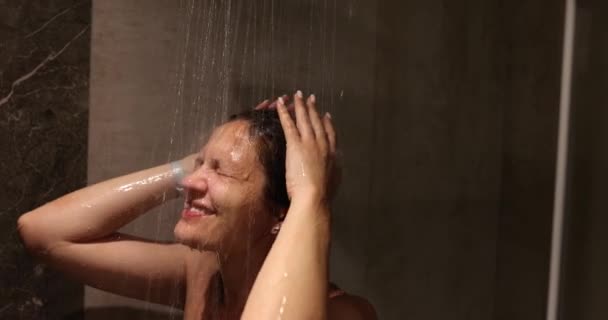 Mujer Sonriente Con Los Ojos Cerrados Lava Bajo Agua Corriente — Vídeos de Stock