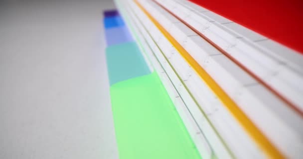 Разноцветные Папки Торчащими Значками Наклеек Записей Лежащих Светлой Поверхности Концепция — стоковое видео