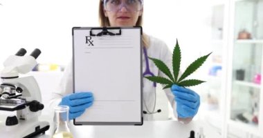 Laboratuvar asistanı panoda marihuananın test sonuçlarını gösteriyor. Bilim adamı laboratuvarda ağır çekimde psikoaktif ilaç bileşenini onayladı