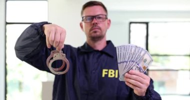 FBI ajanı çalışanı görevi kötüye kullanma gerekçesiyle kelepçeliyor. Finansal suçların sorumluluğunu alma kavramı. Rüşvete karşı dava yavaş çekimde.