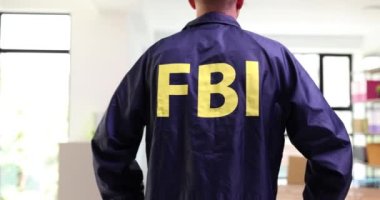 Çalışanları yasadışı faaliyetlerden kelepçelemek için FBI ajanı. Finansal suçların sorumluluğunu alma kavramı. Rüşvete karşı dava yavaş çekimde.