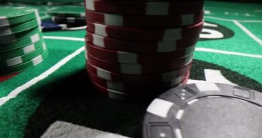 Yeşil bahis masasına numaralar yerleştirilmiş renkli poker fişleri. Kumar şans oyunu. Gazino kulübü konseptinde yasadışı eğlence ve gece hayatı.