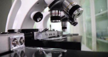 Klinik önermelerinde laboratuvar incelemeleri sağlamak için mikroskop. Laboratuvar ofisindeki belli çalışmalar için çeşitli lenslere sahip aygıt