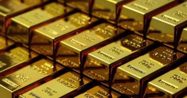 Bankadaki depoda parmak izi olan altın külçeleri. Farklı yatırımlardan kazanç. Para yatırımı ve servet depolama kavramı