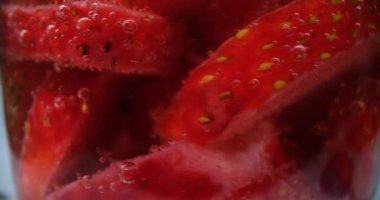 Soğuk mevsimlerde meyve suyu ve reçel yapmak için kesilmiş donmuş çilekler. Soğuk zamanlarda kokteyl ve salata için dondurulmuş meyve malzemeleri makroyu döndürür.