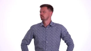 Beyaz stüdyo duvarında, erkek ofis çalışanı anlaşmazlık içinde başını sallıyor. Yönetici, şirketteki takıma ciddi bir ifadeyle bakıyor.