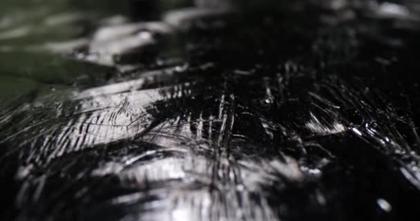 Toile Couverte Contours Noirs Chaotiques Dans Local Sombre Œuvre Abstraite — Video