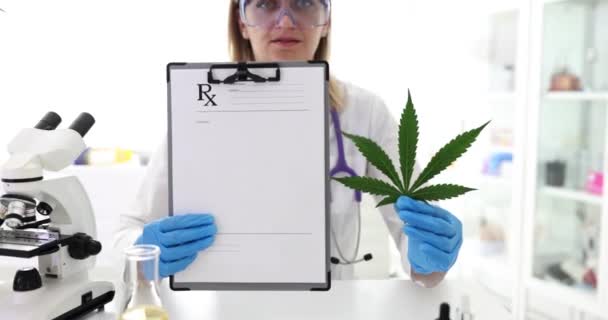 Asystentka Laboratoryjna Pokazuje Wyniki Testów Marihuany Schowku Naukowiec Zatwierdza Składnik — Wideo stockowe