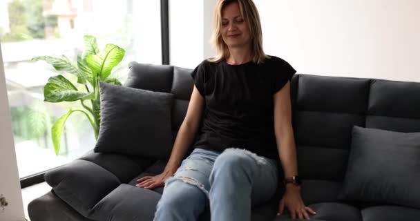 Feldúlt Fiatal Női Ölelések Lábak Fekete Kanapén Kényelmes Lakásban Szőke — Stock videók