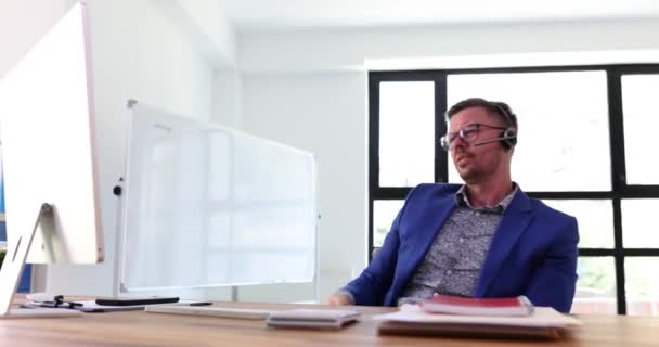 Muž Top Manažer Nosit Sluchátka Line Setkání Kolegy Přes Počítač — Stock video