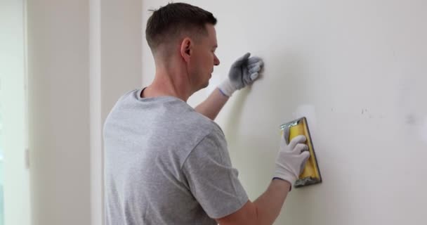 Junger Bauarbeiter Poliert Weiße Wand Restauriertem Raum Männliche Arbeiter Schrubben — Stockvideo