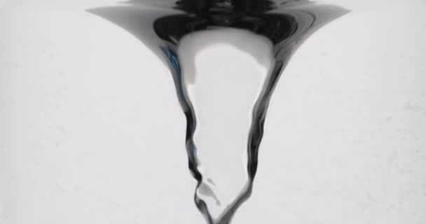 透明的液体在白色背景上旋转 自然旋转的水流 清澈的水在演播室前快速旋转缓慢的运动 — 图库视频影像