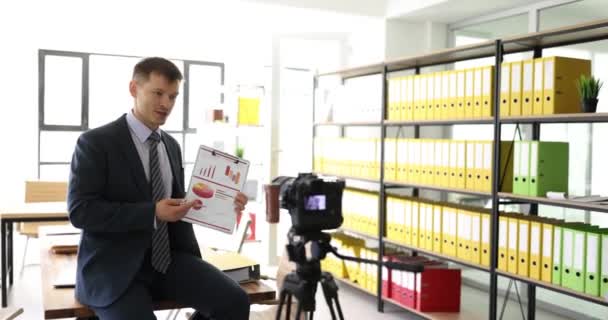Jeune Entrepreneur Succès Enregistre Vidéo Conférence Bureau Trainer Montre Graphique — Video