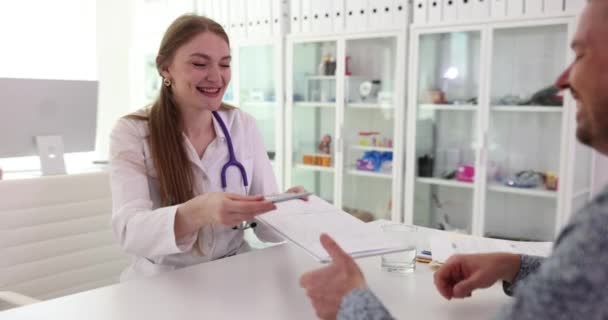 Νοσοκόμα Ιατρός Δίνει Πρόχειρο Έγγραφα Στον Ασθενή Για Υπογράψει Για — Αρχείο Βίντεο