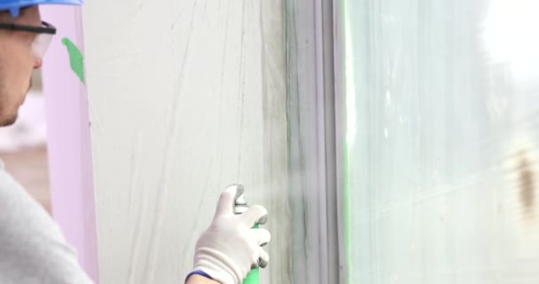 Behelmter Bauarbeiter Sprüht Fensterbank Mit Weißer Farbe Wohnung Reparateur Mit — Stockvideo