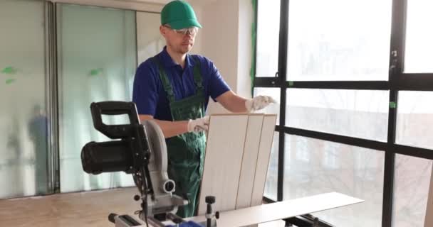 Tukang Kayu Dalam Pakaian Kerja Memoles Permukaan Kayu Meja Kantor — Stok Video