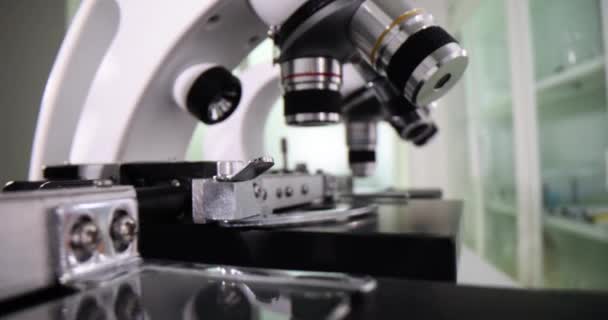 Mikroskop Przeprowadzania Badań Laboratoryjnych Placówce Klinicznej Wyrób Różnymi Soczewkami Przeznaczony — Wideo stockowe