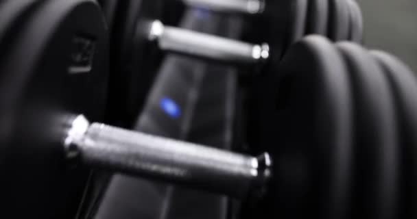 Schwarze Kurzhanteln Und Gewichte Für Das Training Fitness Studios Der — Stockvideo