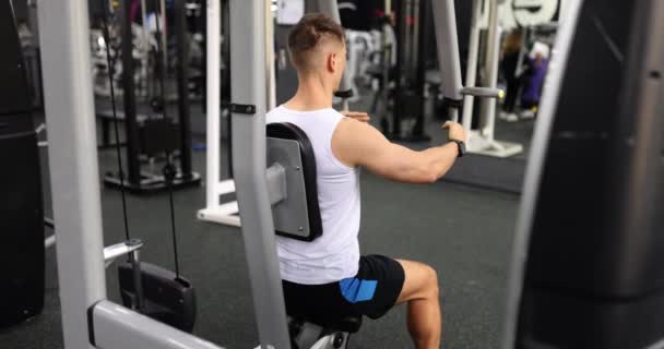 Atleta Maschio Muscolare Che Esercizi Forza Nella Moderna Palestra Fitness — Video Stock