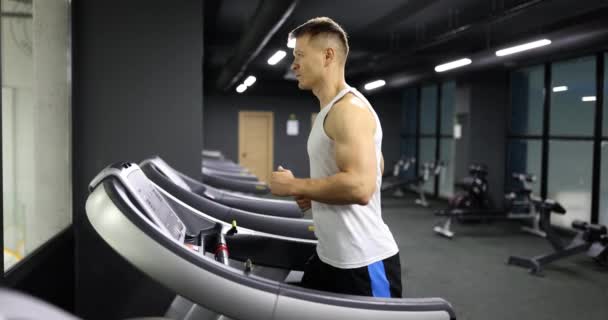 Homem Colete Branco Pratica Corrida Esteira Rolante Moderno Centro Fitness — Vídeo de Stock