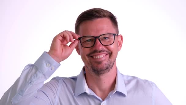 Gerente Executivo Barbudo Excitado Tira Óculos Parede Estúdio Branco Empresário — Vídeo de Stock