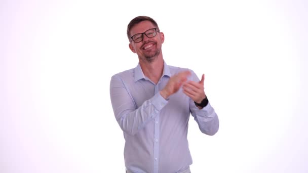 Чоловік Офісний Працівник Плескає Руками Білій Стіні Студії Бізнесмен Усміхненим — стокове відео
