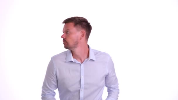 Koridorda Yürüyen Sakallı Adam Arkadaşına Kahve Molasını Anlatmak Için Duruyor — Stok video