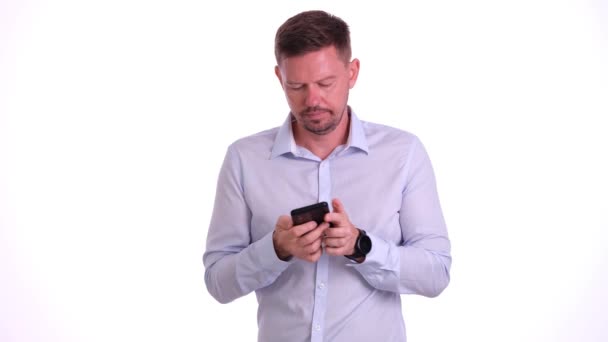 Бородатый Бизнесмен Просматривает Социальные Сети Черном Смартфоне Белой Стены Студии — стоковое видео