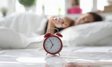Kız yatağa uzanıyor ve sabahları alarmı kapatıyor. Sürekli uykusuzluk motivasyonu yok eder. Uykucu insan çabuk öfkelenir, çabuk öfkelenir. Vücut stres altında. Bütün gece ilaçsız dinlenin.