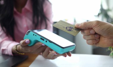 Adamın terminalde erişimi olmayan bir kredi kartı var. Mal ve hizmetler için internet üzerinden ödeme. Banka başvurusu. POS-terminal iletişimi banka tarafından sağlanır. Nakit çekmeler