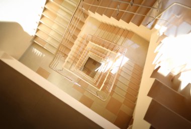 Merdiven çok katlı, fayanslı zemin. İnsan zihnini geliştir. Bilim ve teknolojide ilerleme. Üretici güç toplumunun gelişimi. Uyum sağlama kapasitesi artıyor. Kariyer basamağı