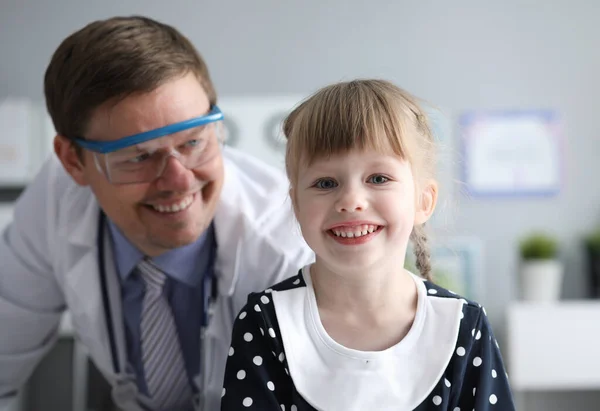 Mosolygó Férfi Orvos Egészséges Boldog Gyereknek Néz Orvosok Figyelik Egészségügyi — Stock Fotó