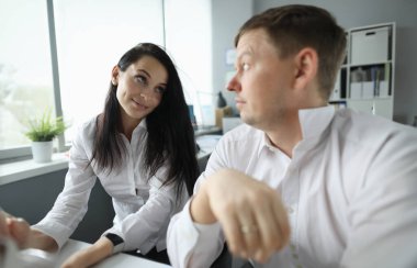 İş arkadaşlarıyla kadın ve erkek birbirlerine bakarlar. İş yerinde romantik bir ilişki. Çalışan iş arkadaşıyla flört ediyor. Takım olarak dostane bir atmosfer. Kadın ve erkek arasındaki ilişki