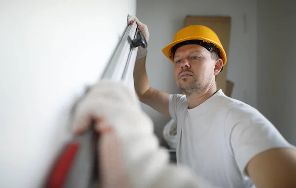 Helm Pembangun Mengukur Tingkat Dinding Dengan Bangunan Alat Untuk Konstruksi — Stok Foto