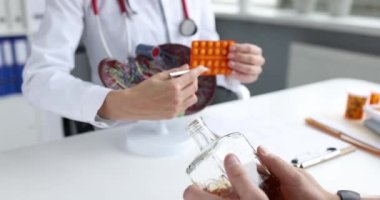 Doktor, alkol bağımlılığı olan yapay karaciğer mankeni olan bir hastayı ve 4 K 'lık ağır çekimde haplarla su toplayan bir hastayı gösteriyor. Alkolik karaciğer hastalığı siroz konsepti