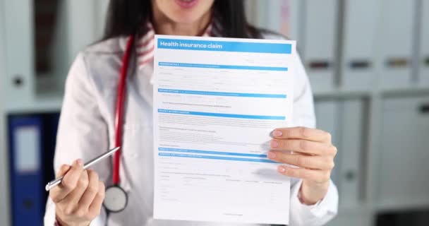 Egy Aki Egészségbiztosítási Papírokat Tart Kezében Lassított Felvételekkel Biztosítási Orvoslás — Stock videók