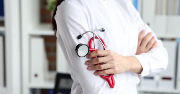 Kvinna Läkare Håller Röd Stetoskop Händerna Närbild Film Slow Motion — Stockvideo