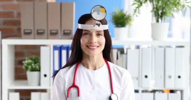 Retrato Mujer Otorrinolaringólogo Médico Con Reflector Frontal Película Cámara Lenta — Vídeos de Stock