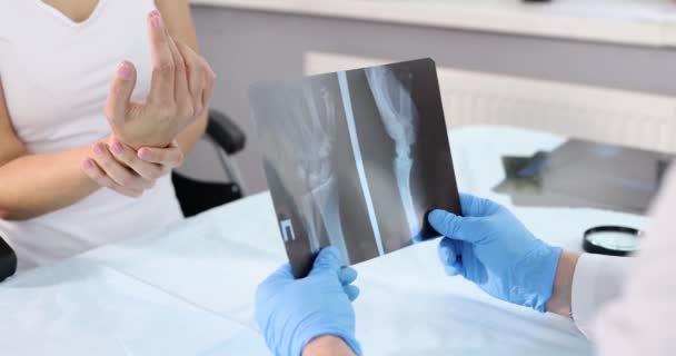 Doutor Olhando Radiografia Mão Frente Paciente Doente Filme Câmera Lenta — Vídeo de Stock