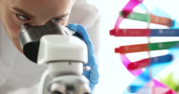 女科学家通过显微镜观察Dna分子4K膜慢动作的人造模型 研究基因概念的遗传学 — 图库视频影像