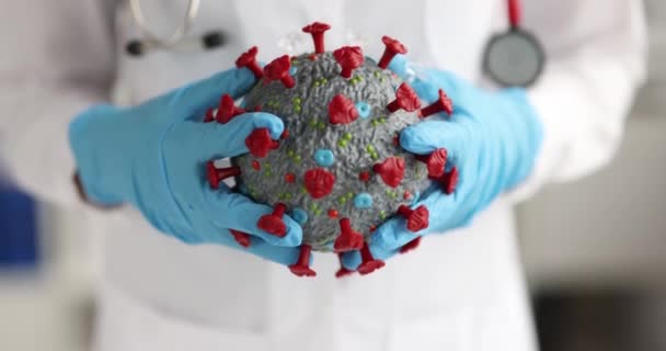 Plastik Korona Virüsü Tutan Koruyucu Eldivenli Doktor Lık Filmi Yavaş — Stok video