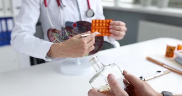 Médico Mostrando Paciente Con Adicción Alcohol Modelo Hígado Artificial Ampolla — Vídeo de stock