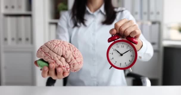 Mulher Segurando Despertador Vermelho Modelo Cérebro Artificial Filme Câmera Lenta — Vídeo de Stock