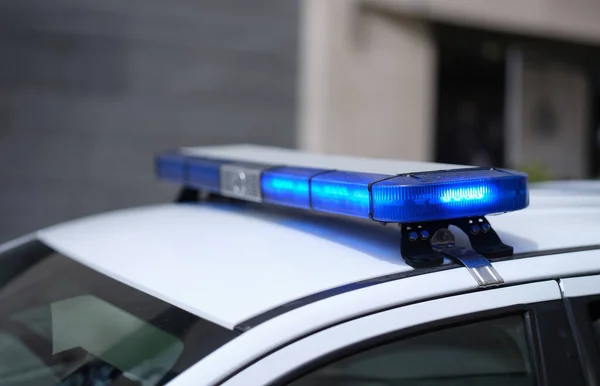Крупный План Синих Фонарей Крыше Полицейской Машины Мигающие Маяки Полицейской — стоковое фото
