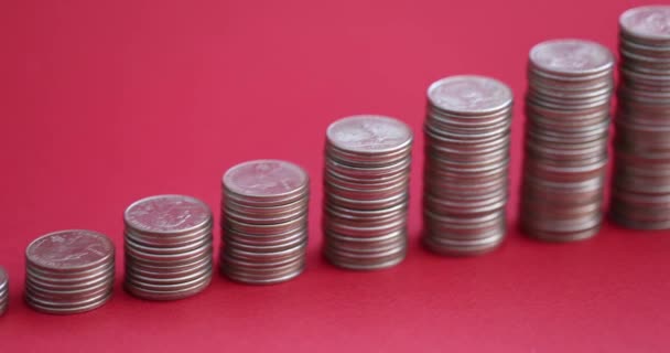 成堆的硬币排列在上升的顺序上 小猪银行矗立在红色背景的4K电影上 商业投资概念 — 图库视频影像