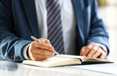 Takım elbise ve kravat erkek kol ofis işyeri closeup, Not Defteri'nde gümüş kalem doldurma programı tutun. Yasal hukuk yardım jest bakın veya yatırım danışmanı tezgahtar iş bilgi jest Finans